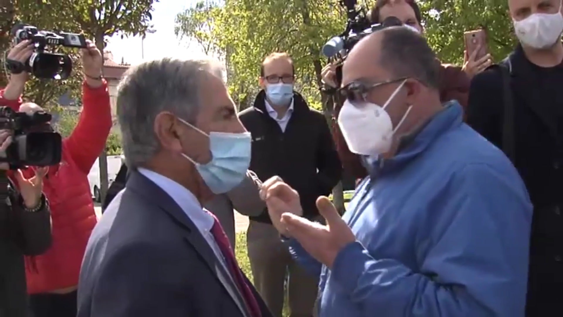 Escrache de los hosteleros cántabros a Revilla al ir a vacunarse: «¡Viva Ayuso!»