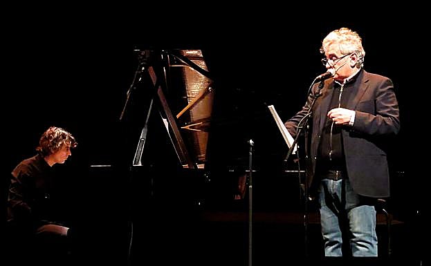 Azpiroz al piano y Atxaga tras el atril. 