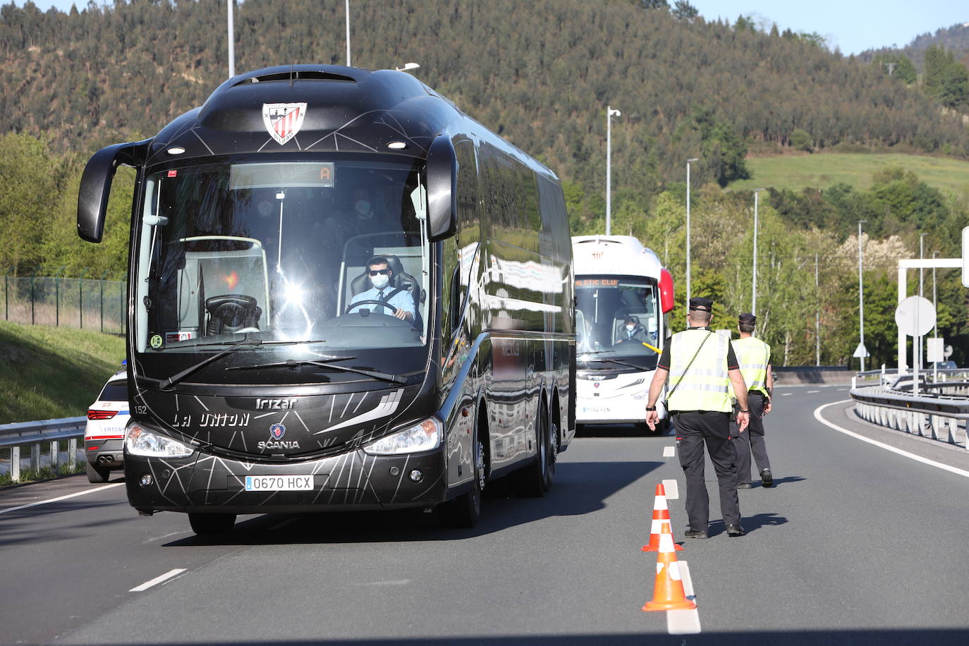 Fotos: Fuerte dispositivo de seguridad para despedir al Athletic en Lezama y Loiu