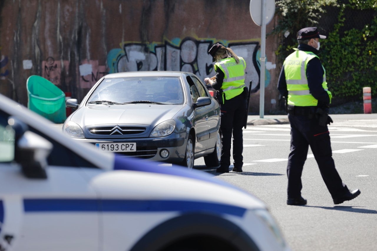 Fotos: Fuerte dispositivo de seguridad para despedir al Athletic en Lezama y Loiu