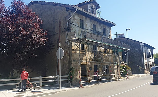 Exterior de la casa que ha sido desalojada esta mañana. 