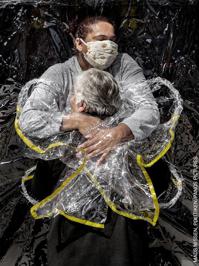 Mejor Noticia World Press Photo 2021. La fotografía de Mads Nissen inmortaliza el abrazo, tras cinco meses de confinamiento, entre una mujer de 85 años y su enfermera en una residencia de Sao Paulo (Brasil).