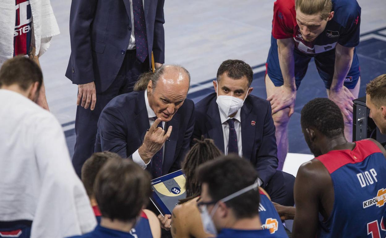 Dusko Ivanovic da instrucciones a sus jugadores.