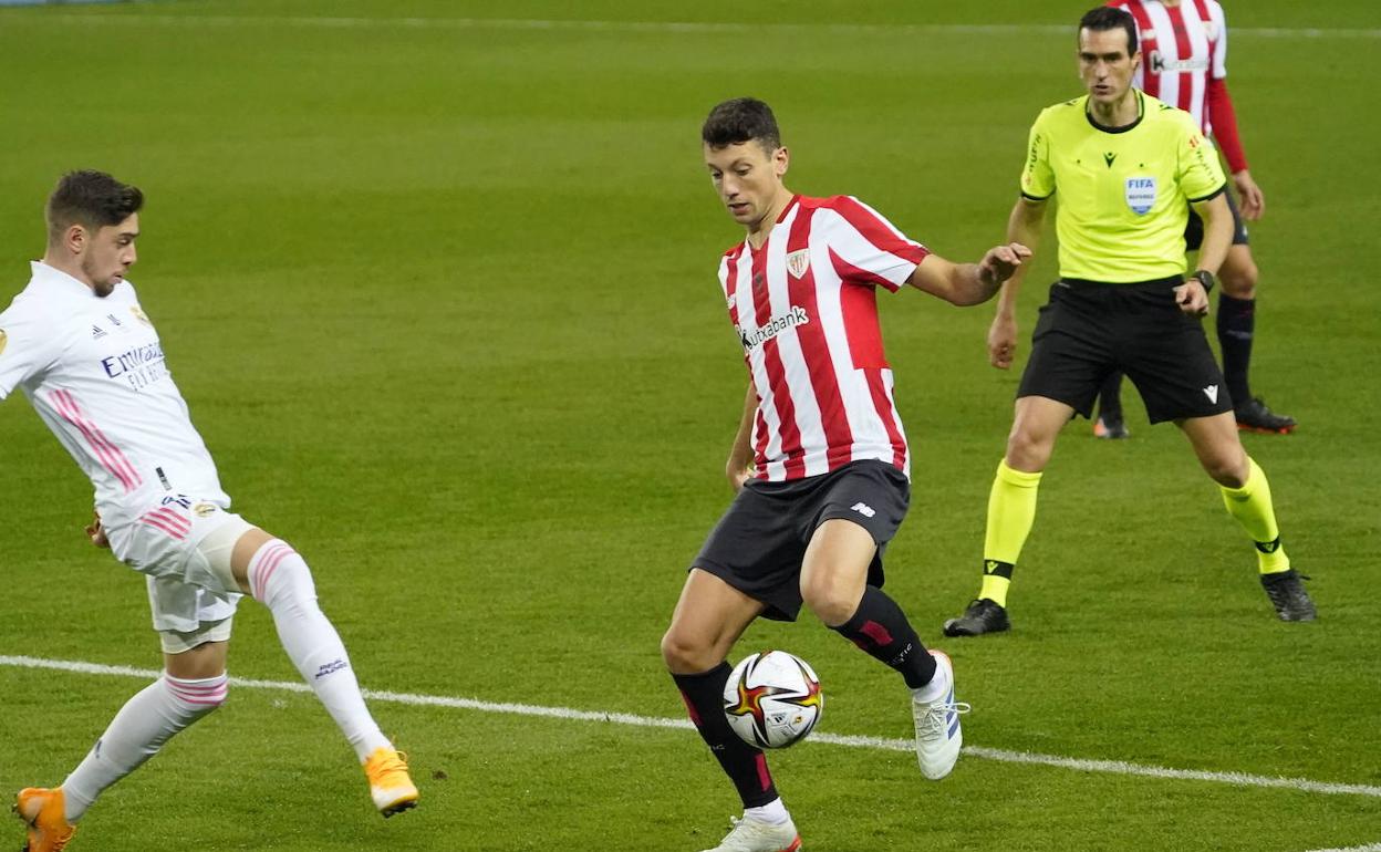 Martínez Munuera, al fondo, sigue una jugada entre Vesga y Valverde en la semifinal de la Supercopa.