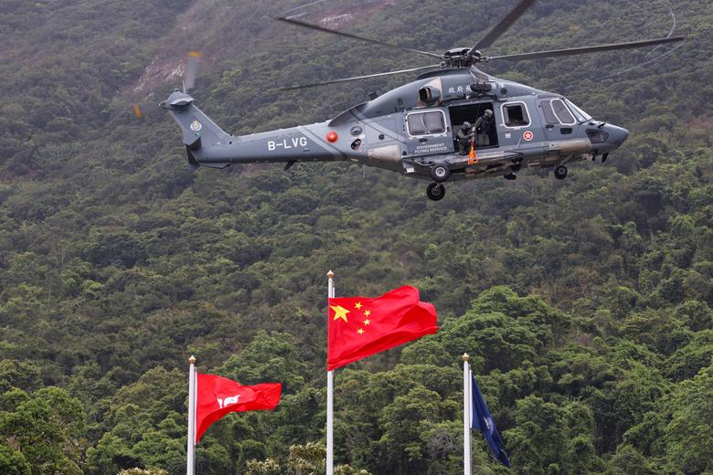 Un helicóptero Airbus H175 de Government Flying Services (GFS) participa en un simulacro antiterrorista durante una jornada de puertas abiertas para conmemorar el Día de la Educación en Seguridad Nacional.