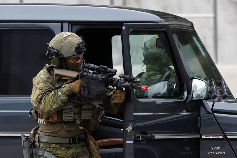 Miembros de la Unidad de Respuesta contra el Terrorismo participan en un simulacro antiterrorista durante una jornada de puertas abiertas para conmemorar el Día de la Educación en Seguridad Nacional.