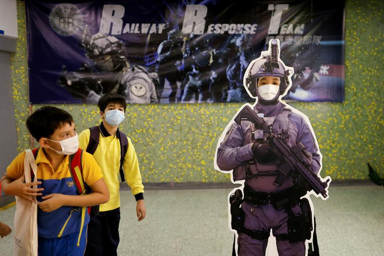 Un niño posa para una foto en un modelo de una estación de Mass Transit Railway (MTR).