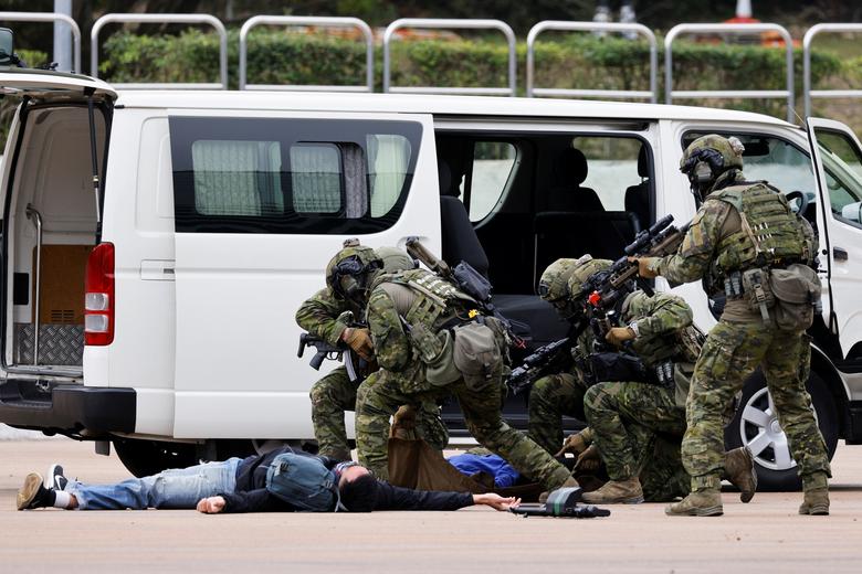 Miembros de la Unidad de Respuesta contra el Terrorismo participan en un simulacro antiterrorista.