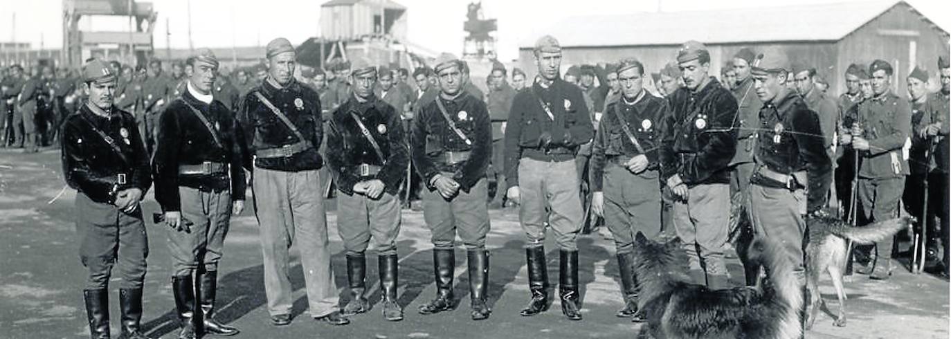 En la guerra, Amos Ruiz, en el centro de la imagen, con el brazo en cabestrillo. 