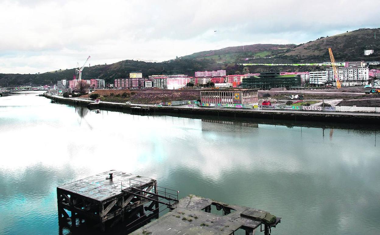 Obras de urbanización en la punta norte de la isla de Zorrozaurre, que obtendrá energía gracias a la geotermia. 