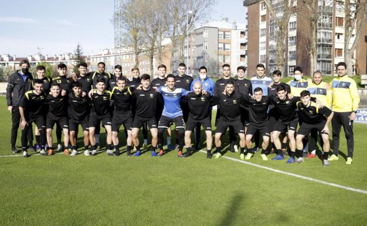 Foto de familia de la plantilla del Portugalete. 