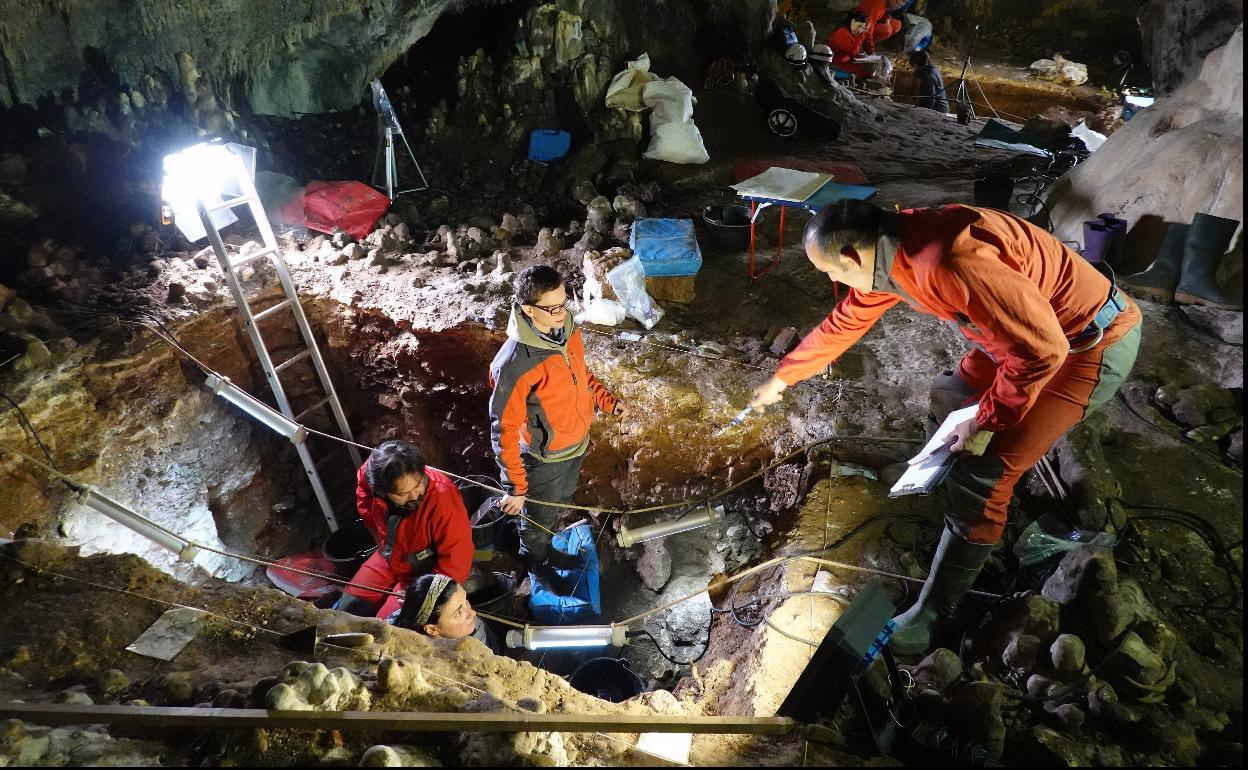 Juan Luis Arsuaga eta Asier Gómez dira azterketan parte-hartu duten ikertzaileetako bi. 