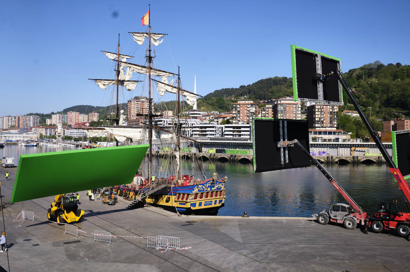 Fotos: Amenábar libra una batalla naval en Pasaia