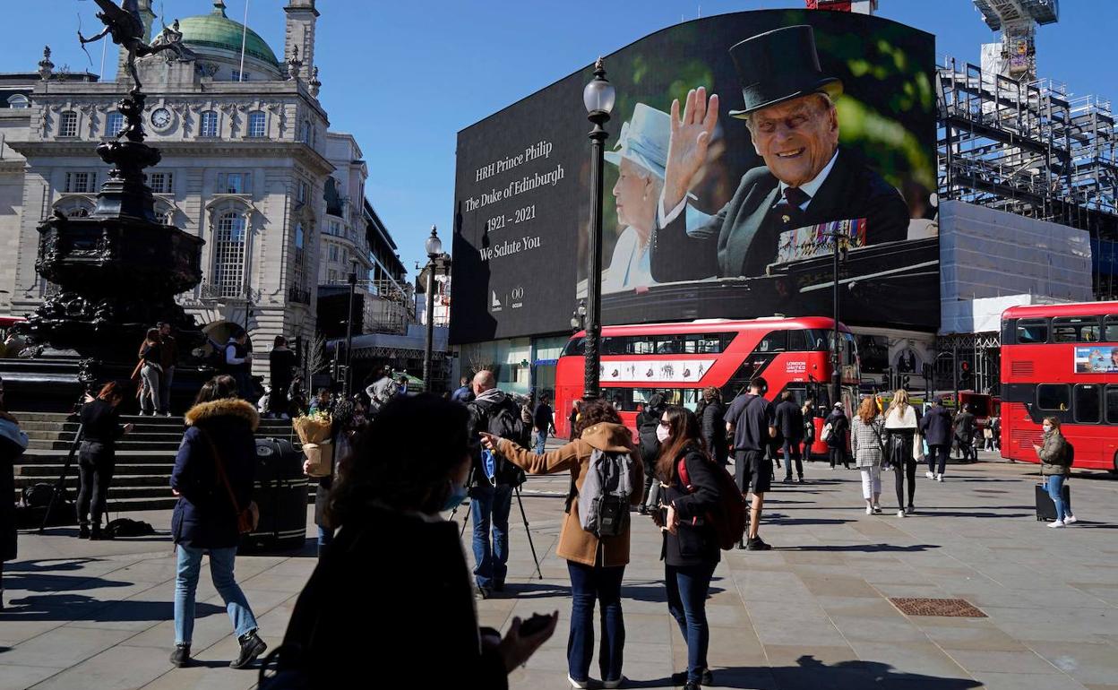 Una imagen de gran tamaño de Felipe de Edimburgo y la reina Isabel preside Piccadilly Circus, en el centro de Londres.