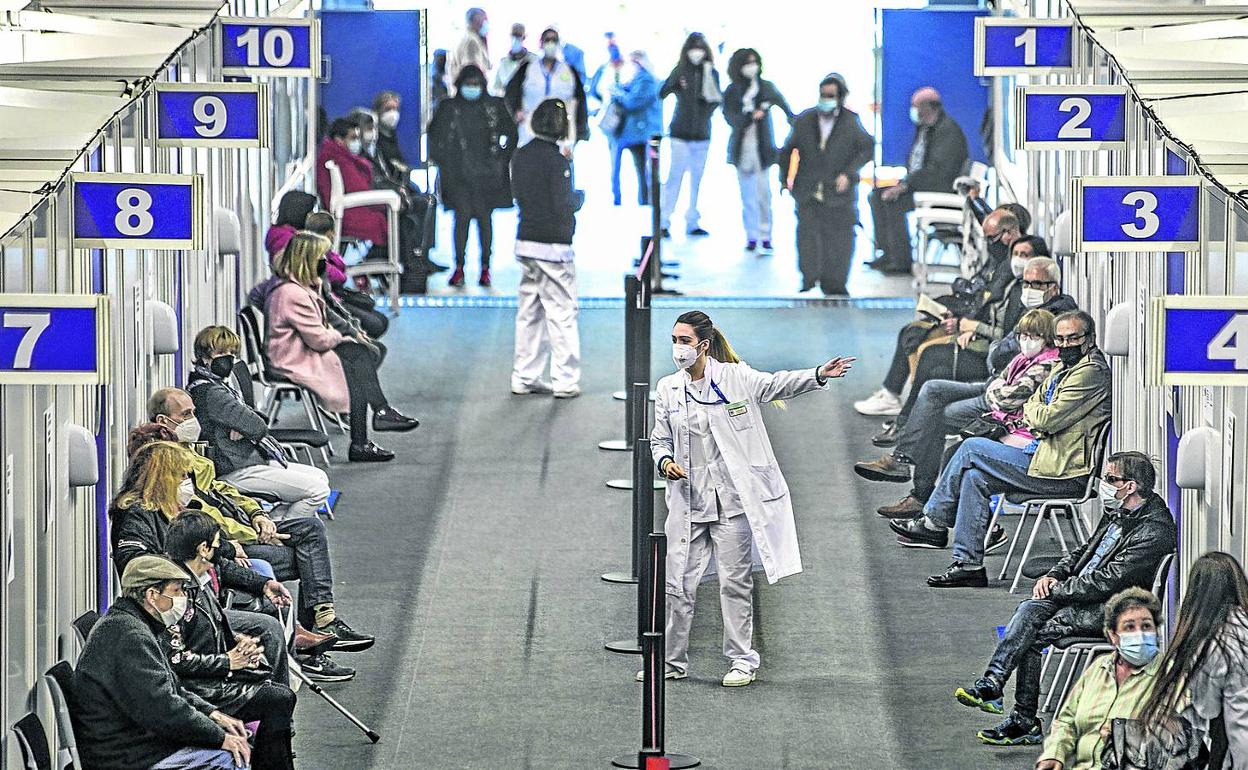 Más de 1.400 personas de entre 61 y 65 años estaban citadas ayer en el polideportivo de La Casilla para recibir la vacuna de AstraZeneca. 