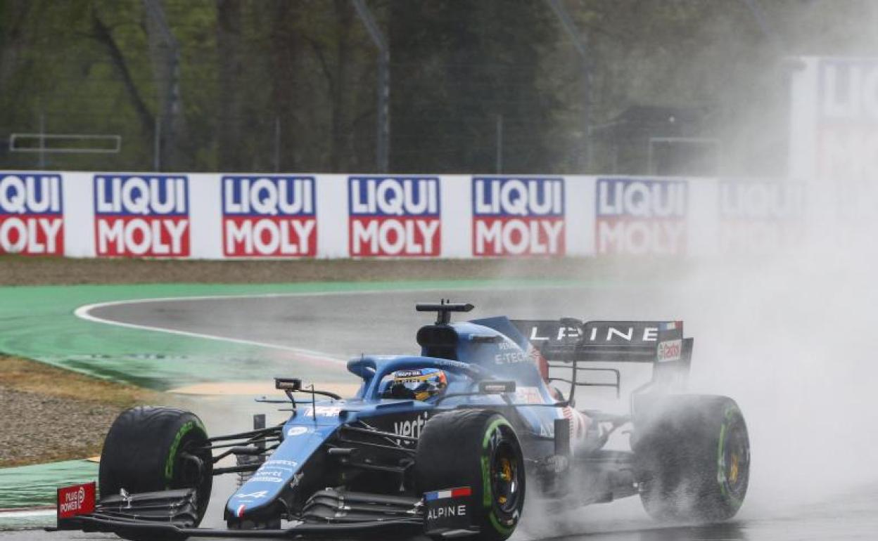 Alonso con el Alpine bajo la lluvia de Imola