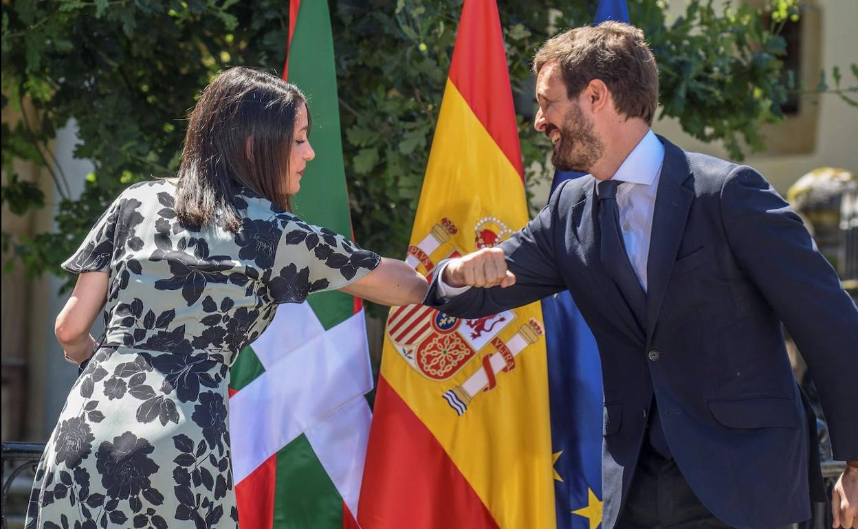 Inés Arrimadas y Pablo Casado se saludan durante un acto en Guernica (Vizcaya) de la candidatura conjunta PP+Cs a las elecciones vascas de 2019.