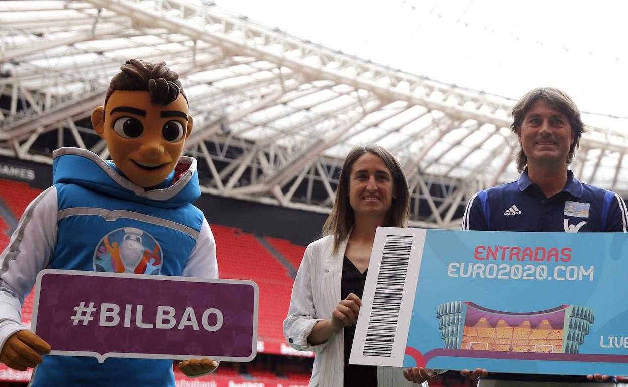 Iraia Iturregi y Julen Guerrero, en un acto en San Mamés con la mascota de la Eurocopa.
