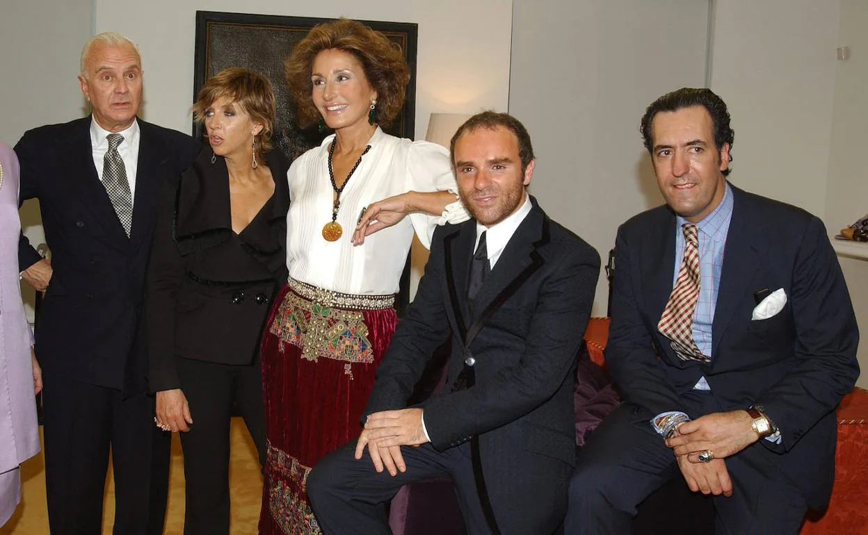 (De izquierda a derecha) Manolo Blahnik junto a María Reig, Naty Abascal y, a la izquierda del todo, Jaime de Marichalar. 