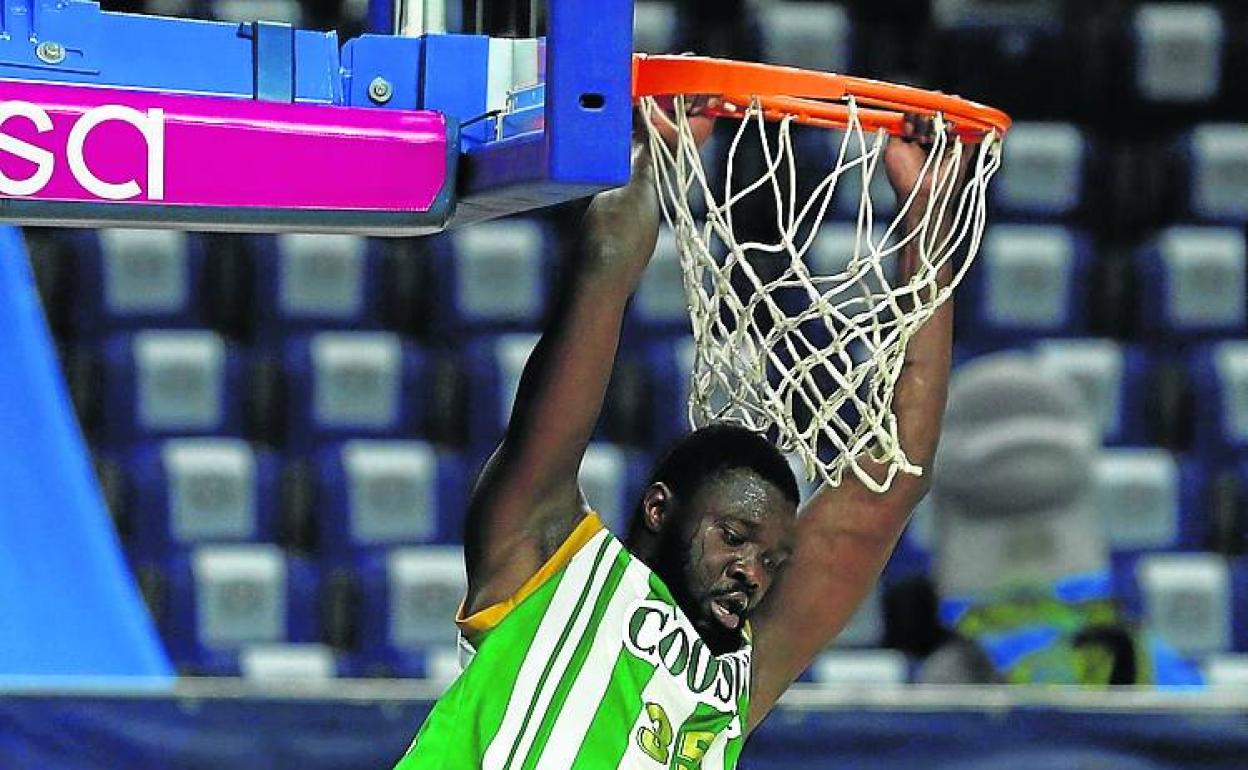 Ndoye machaca el aro de Estudiantes.