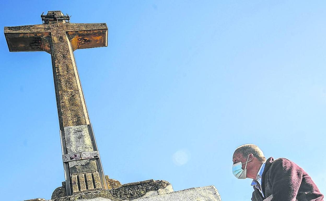Un señor observa la cruz de Olárizu, construida en 1952 para conmemorar la Santa Misión que tuvo lugar en Vitoria del 4 al 18 de noviembre de 1951