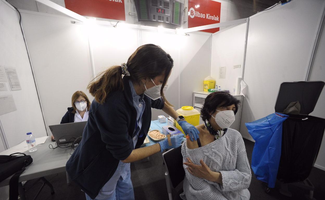 Osakidetza agota las 20.000 citas para vacunarse del colectivo entre 74 y 79 años en 15 horas pese a los problemas en la web