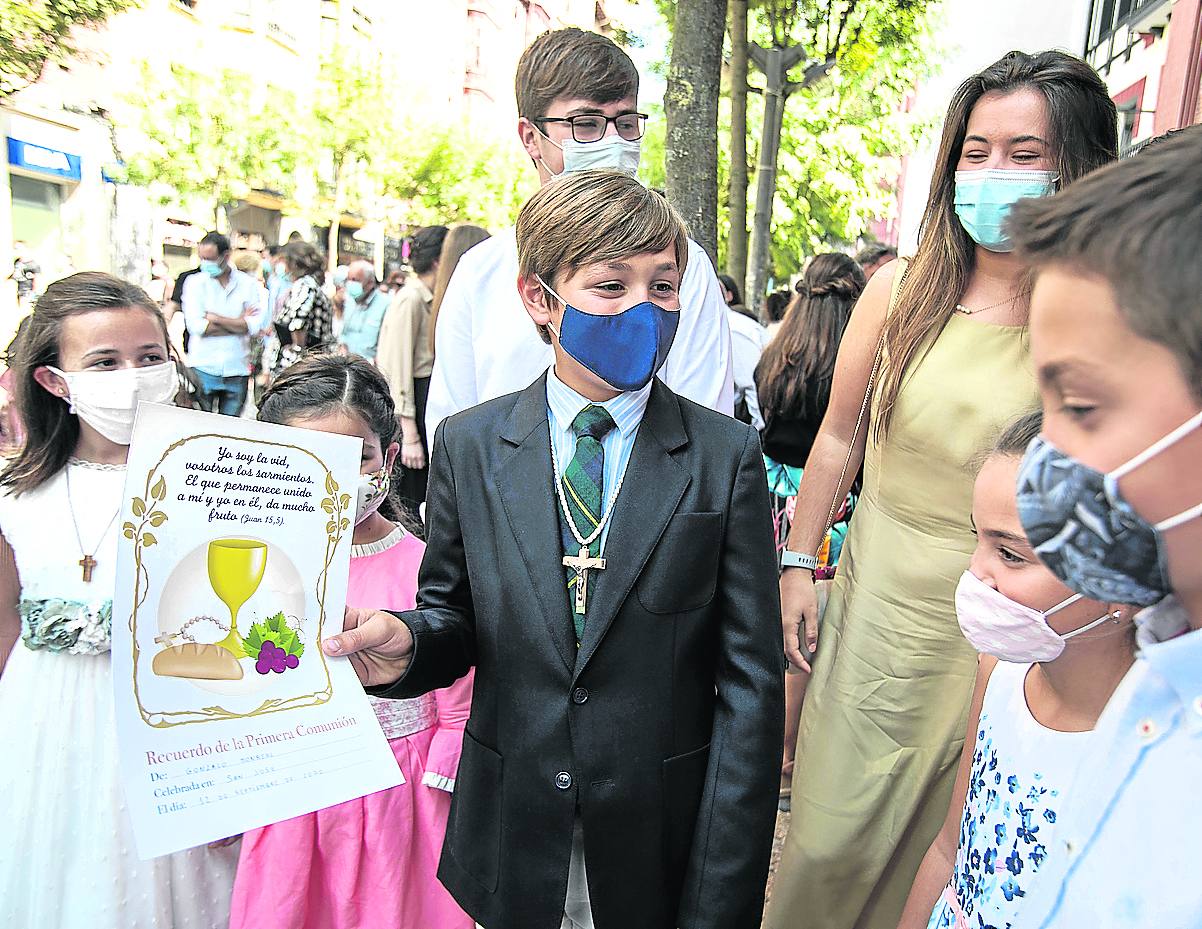 Gonzalo Monreal y su prima, Sofía Crestemayer, celebraron la comunión en septiembre de 2020. 