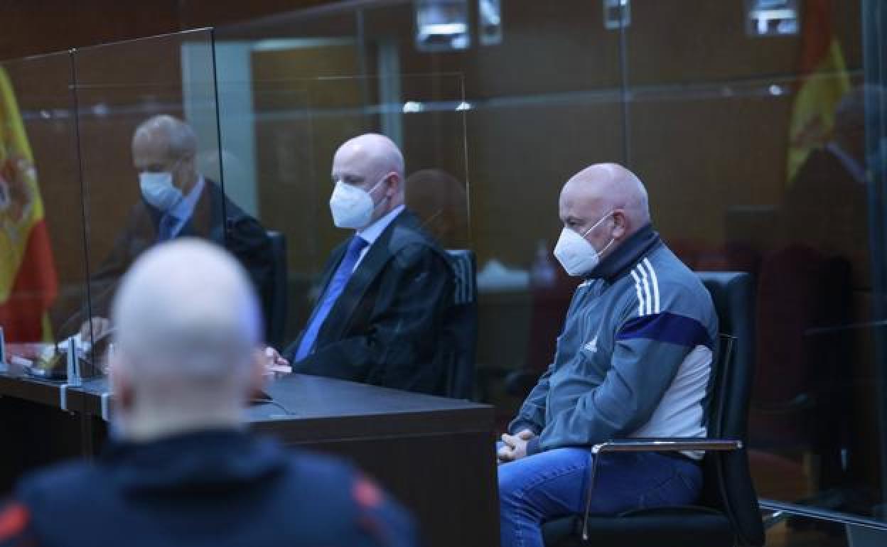 El condenado, primero por la derecha, junto a su abogado durante el juicio que se celebró en diciembre.