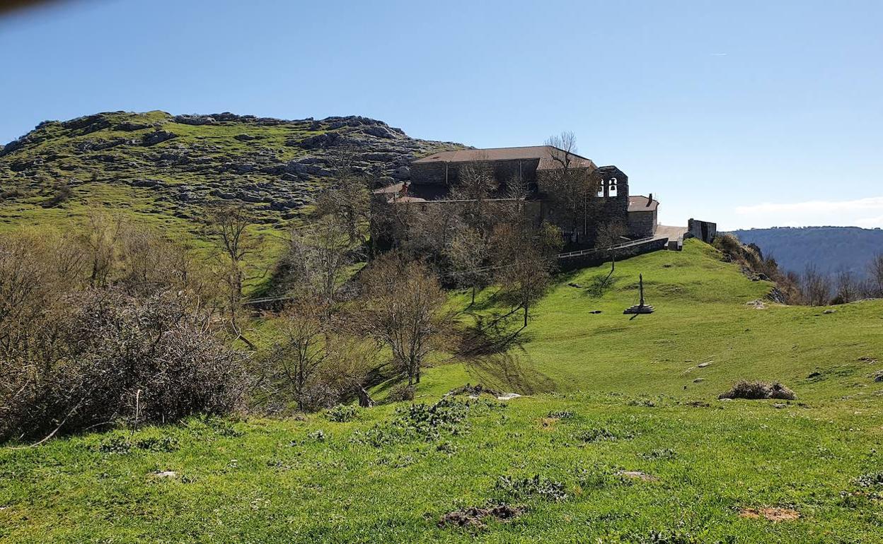 El santuaraio de Oro es uno de los ejemoplos de arquitectura románica en Álava. 