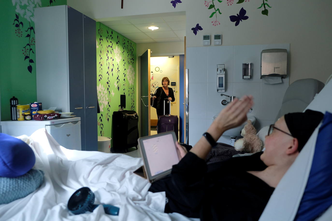 Rebecca se despide de su madre, Marisa Ford, en la habitación del hospital.