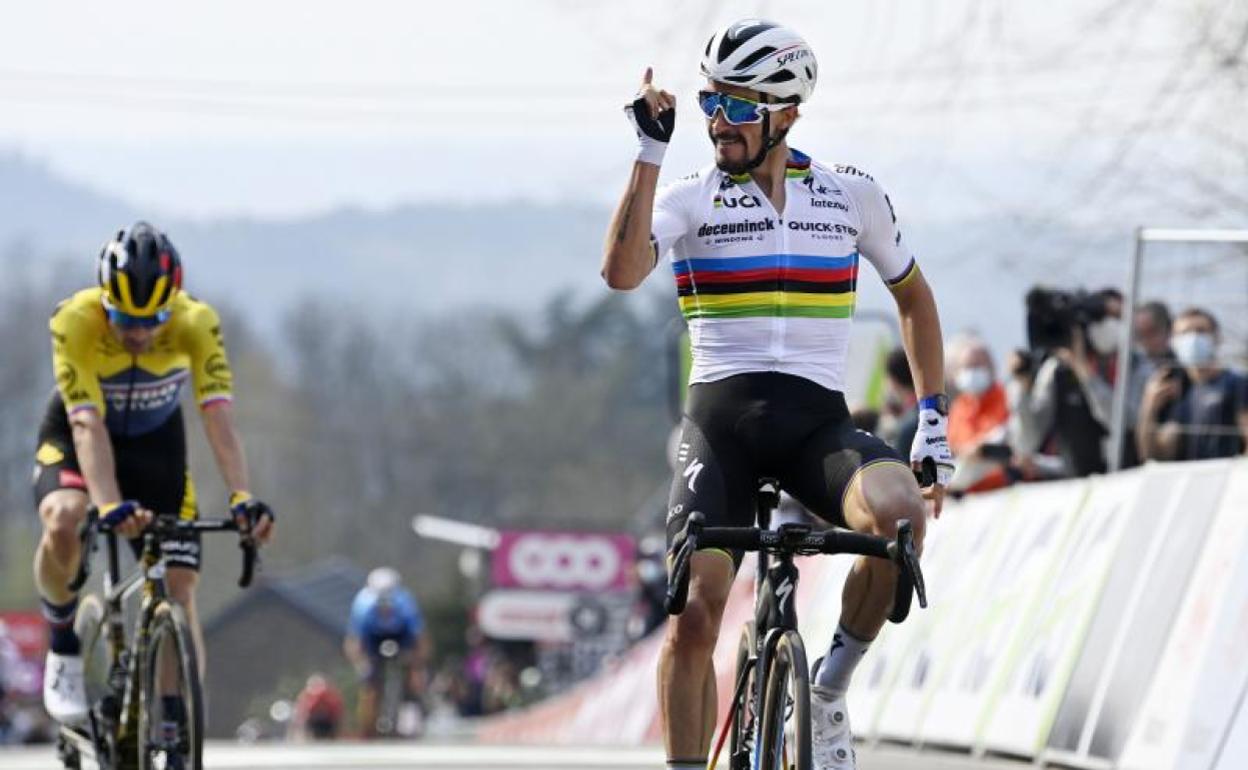 Alaphilippe , campeón del mundo, entra por delante de Roglic, con Valverde al fondo. 