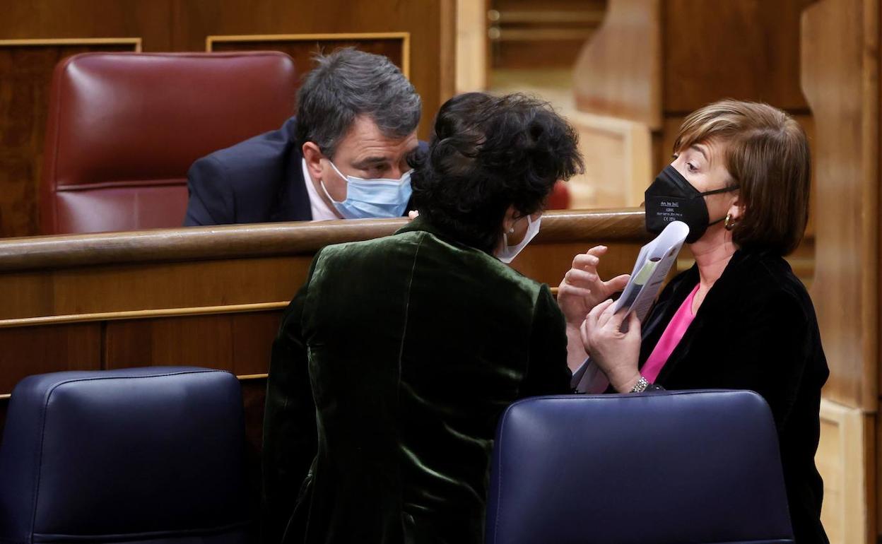 Josune Gorospe conversa con el portavoz del PNV, Aitor Esteban, durante una sesión en el Congreso.