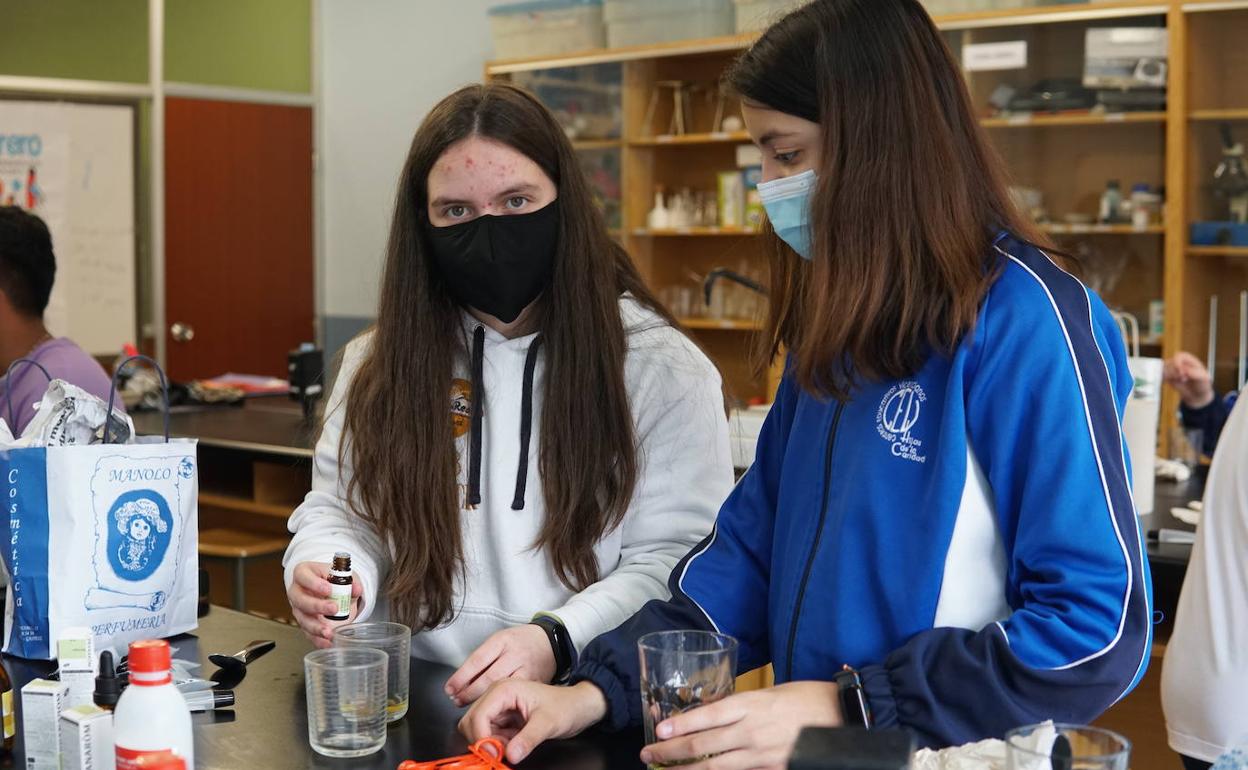 Dos alumnas fabrican gel en el colegio La Milagrosa. 