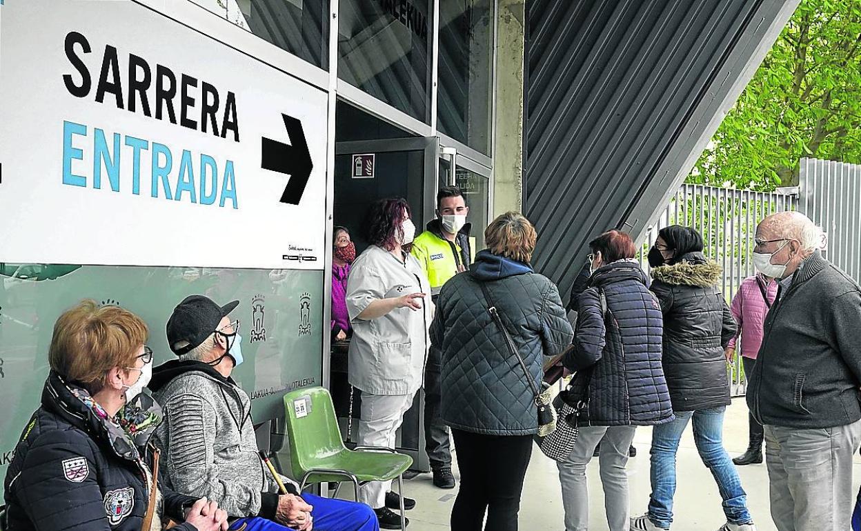 Acceso al centro de vacunación instalado en el frontón de Lakua. 