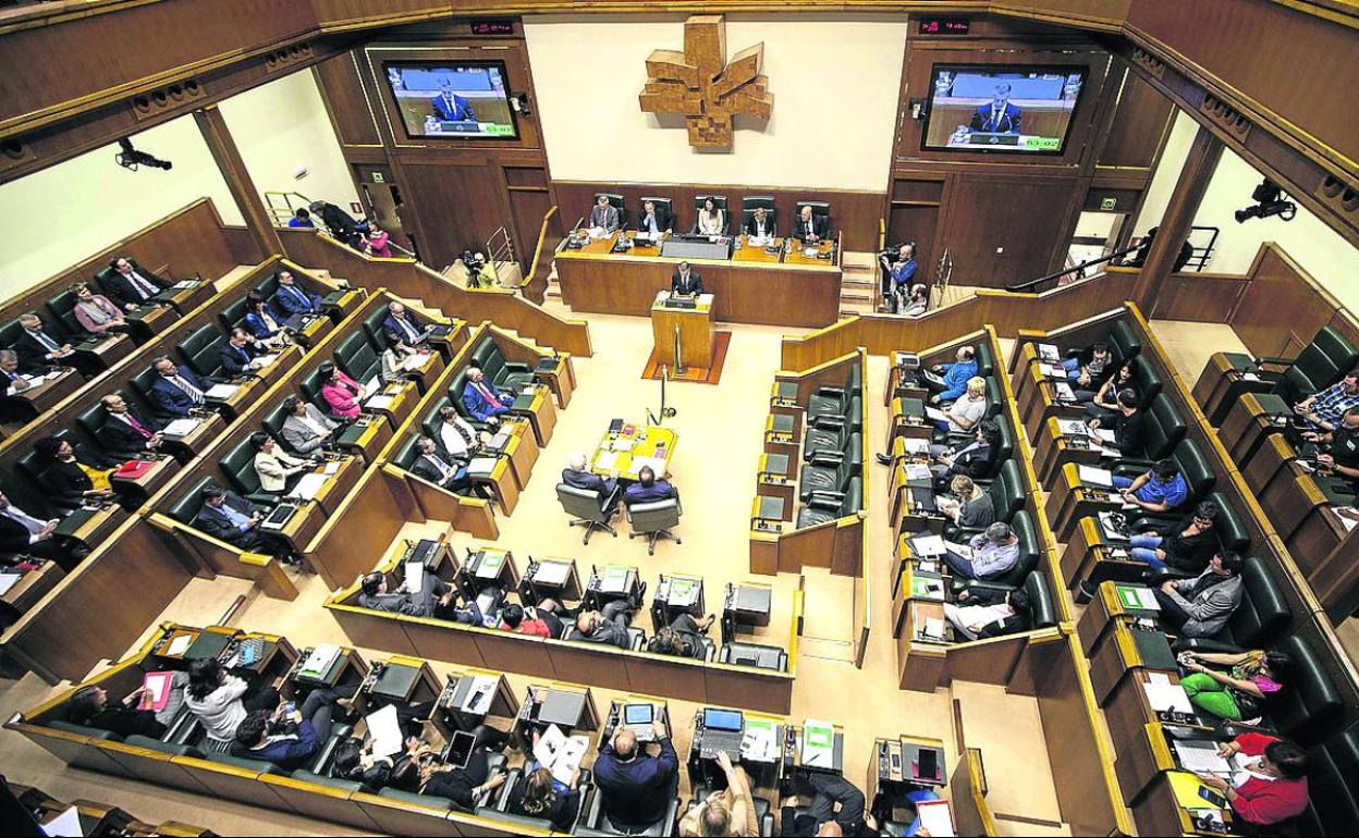 El pleno del Parlamento vasco debatirá la propuesta del PNV y PSE a finales de junio. 