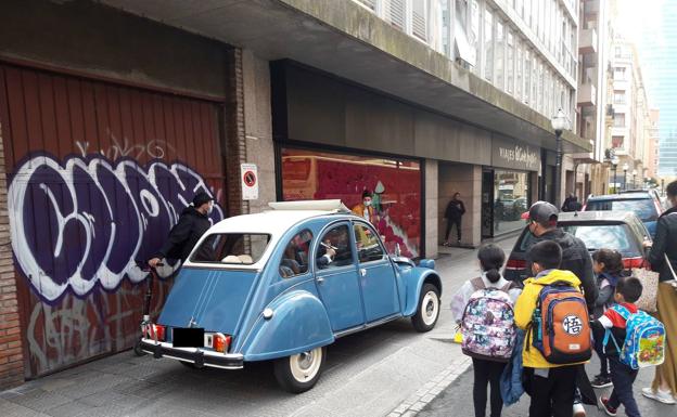 El coche, un Citroen 2CV, en el momento en el que se subió a la acera