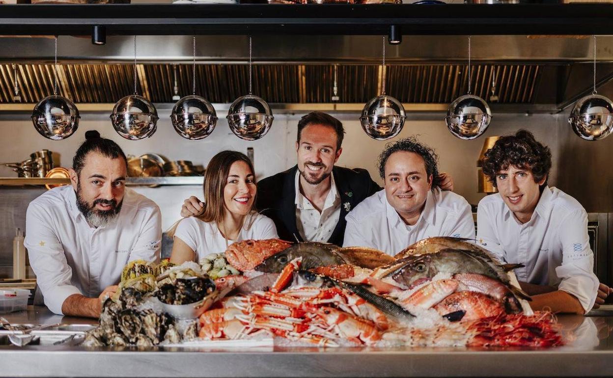 El cocinero Rafa Zafra, a la izquierda, junto a su equipo.