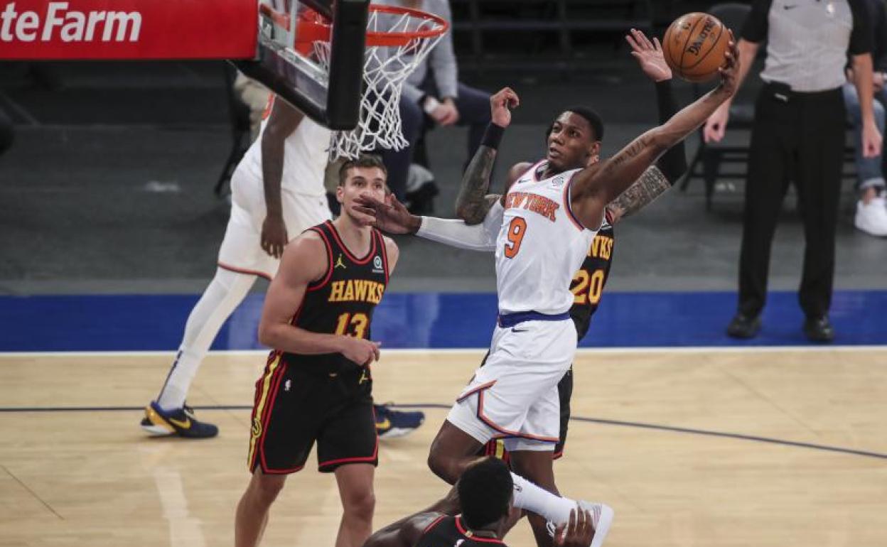 RJ Barrett, de los Knicks, trata de ejecutar un mate ante la defensa de los Hawks.