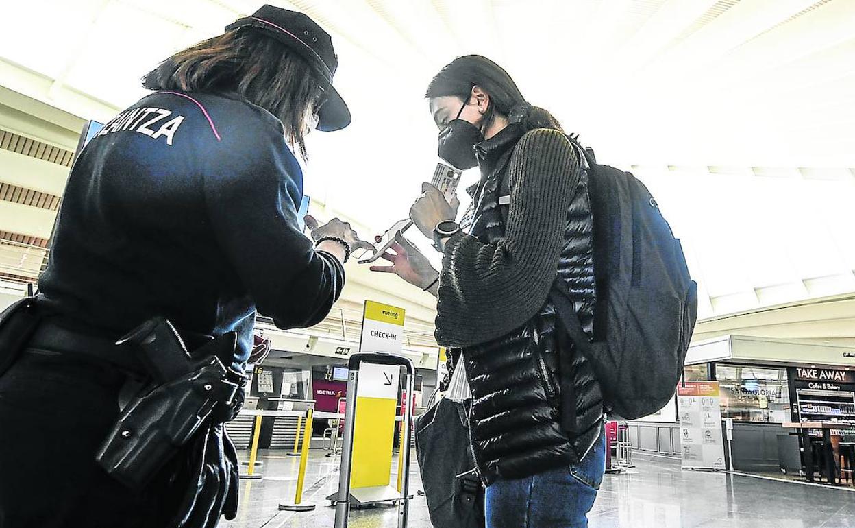 La Ertzaintza controló ayer la documentación y los permisos laborales de los pasajeros. 