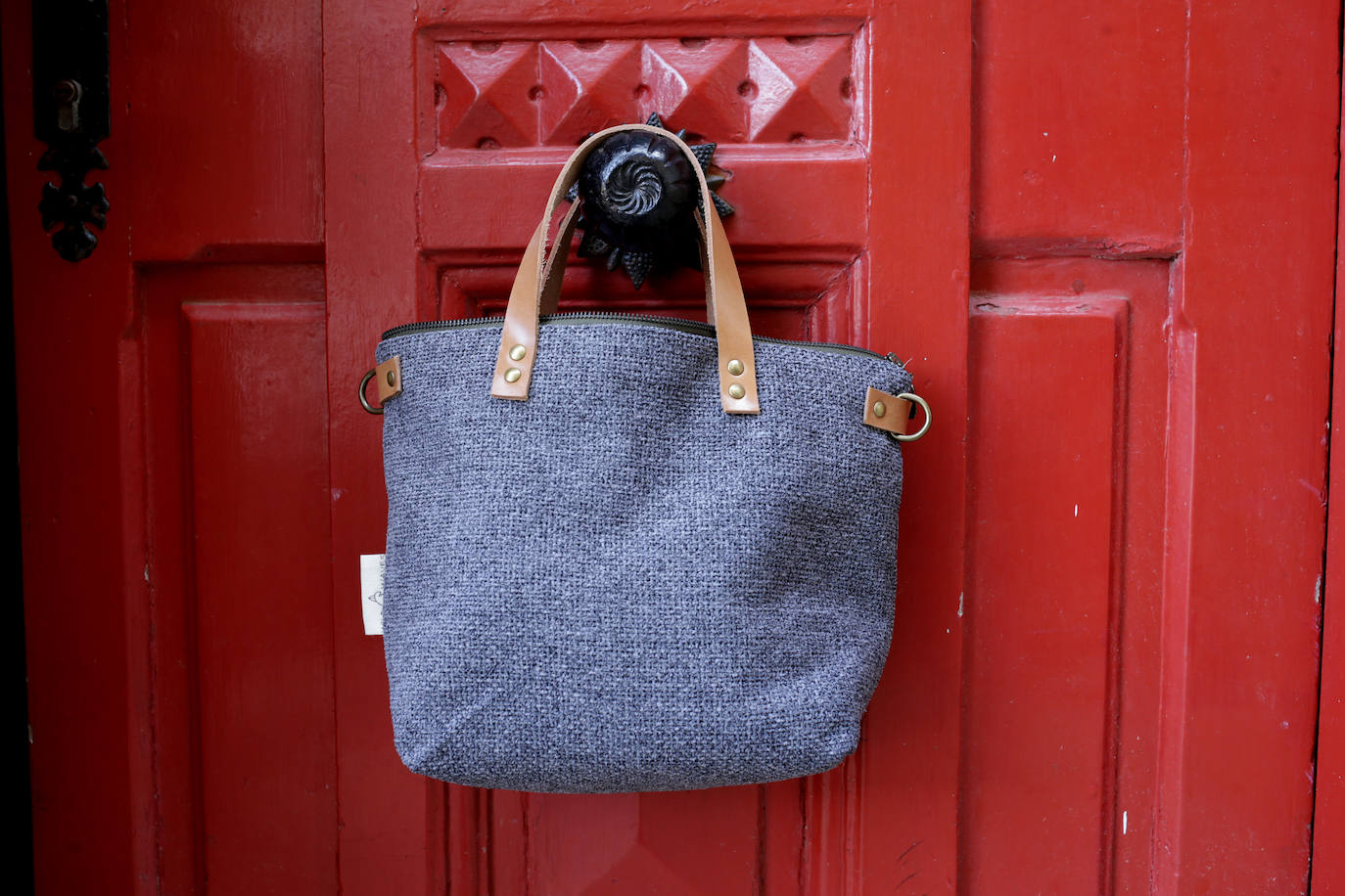 Fotos: De elaborar fundas para tablas de surf en el Puerto Viejo de Getxo a fundar su firma de bolsos artesanos