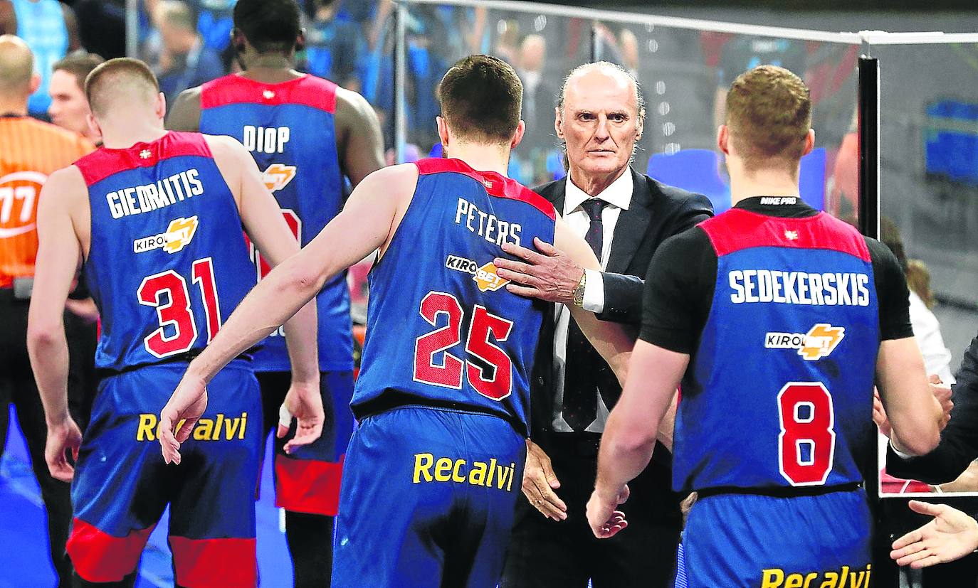 Dusko Ivanovic saluda a sus jugadores en los prolegómenos del partido ante el Estudiantes