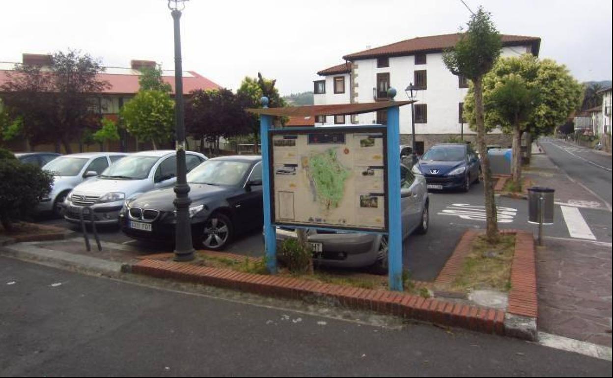 La Herriko Plaza hace las veces también de aparcamiento y presenta problemas de accesibilidad.