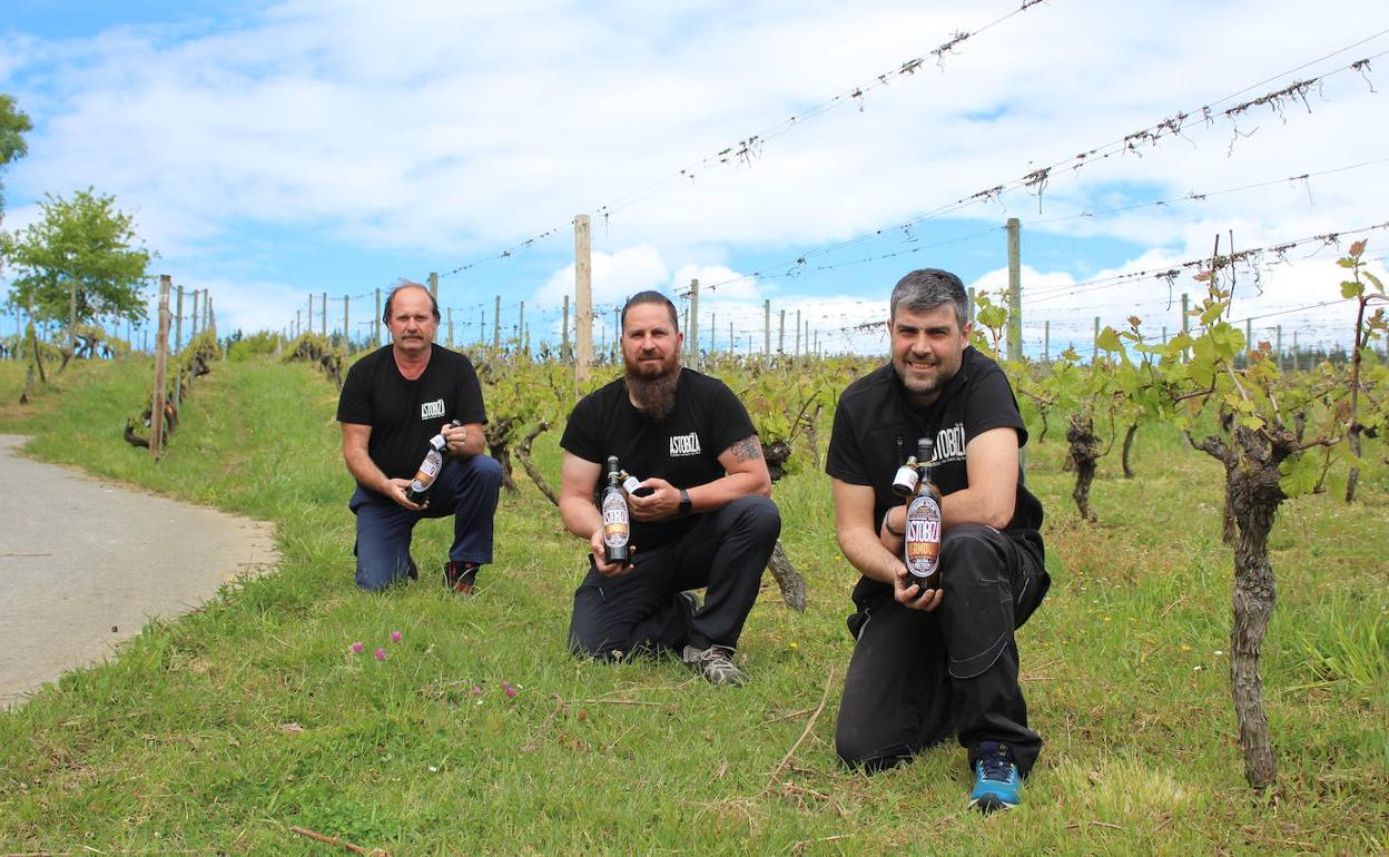 Constantin Postoaca, Bittor Villanueva e Iban Mingo en las viñas 