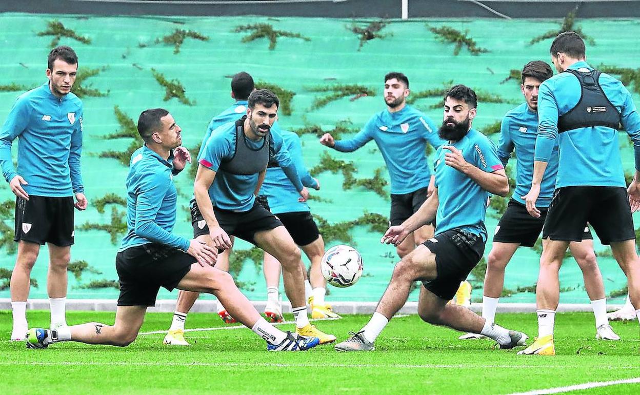 Vuelta al trabajo. La plantilla entrenó en la tarde de ayer tras volver de madrugada desde Sevilla. 