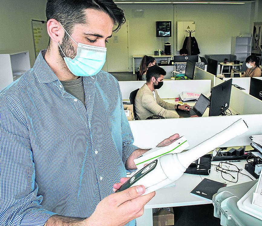 Rubén Molina sostiene en sus manos el detector de partos prematuros.