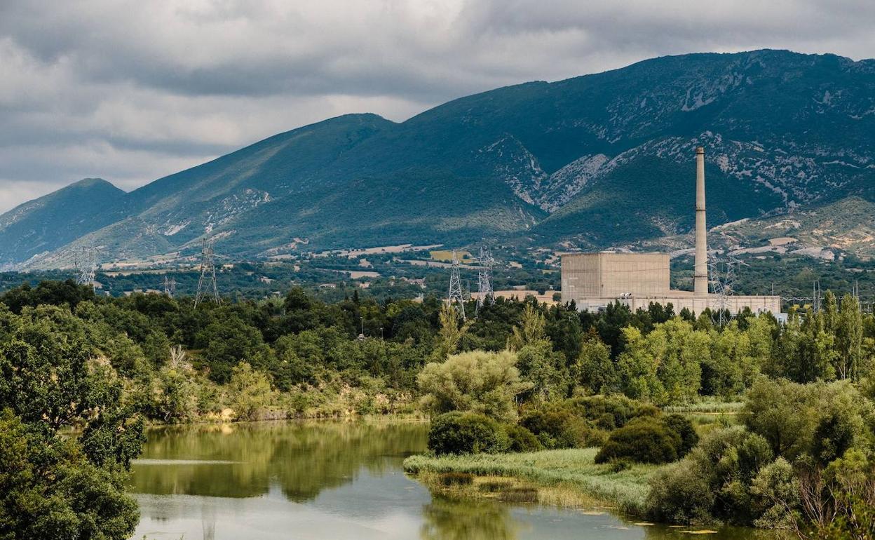 Vista general de la central nuclear de Santa María de Garoña y su entorno, junto al cauce del Ebro. 