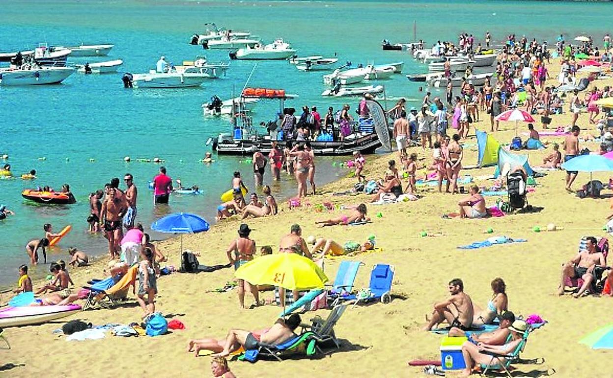 La playa de Laida es uno de los puntos de la comarca que registra mayor concentración de visitantes. 