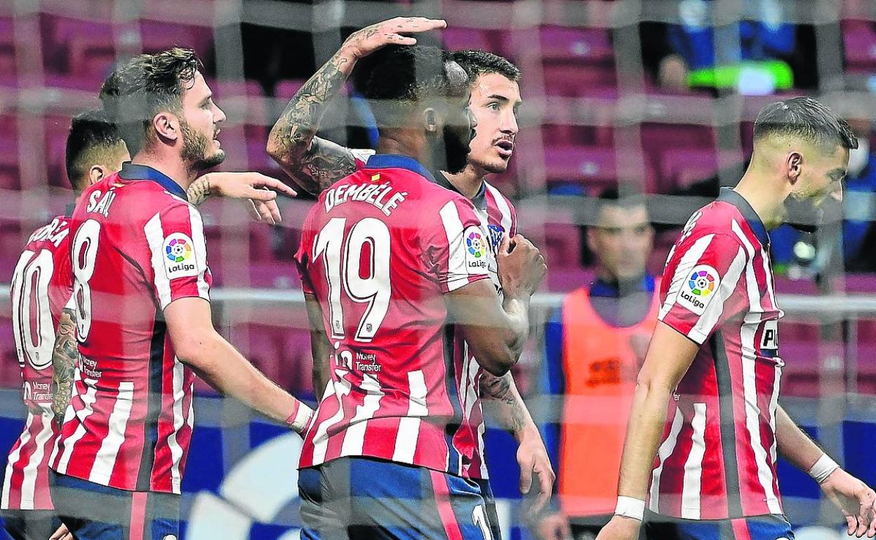 Los jugadores del Atlético celebran el segundo gol ante el Huesca. 