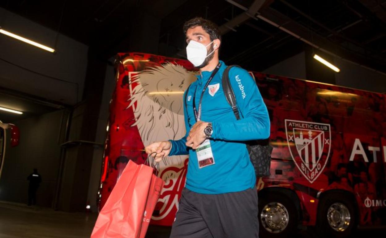 Raúl García abandona San Mamés con fiebre antes del partido