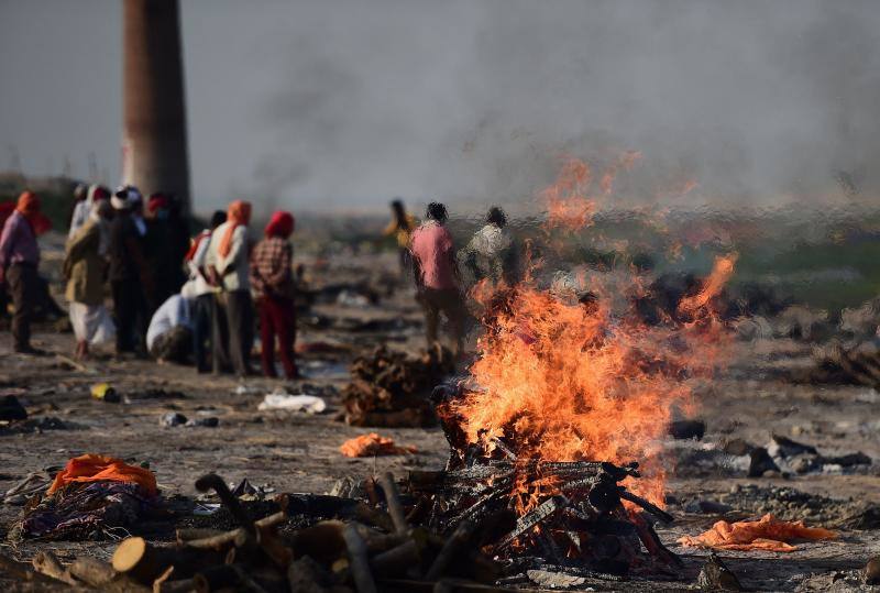 Fotos: India se convierte en el país de las cenizas por culpa de la virulencia del coronavirus